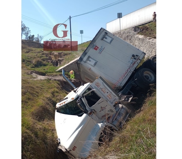 Accidente en Calpulalpan: Tráiler cae a barranca y cierra carretera México-Veracruz