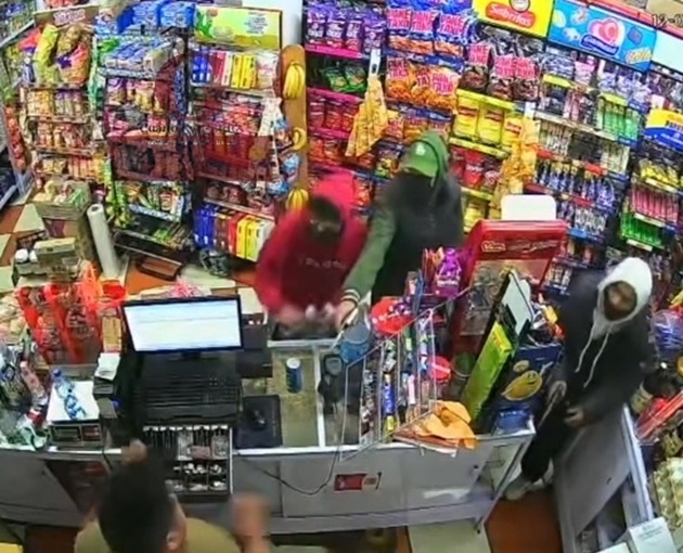 Con lujo de violencia, trío de delincuentes asalta tienda en Papalotla