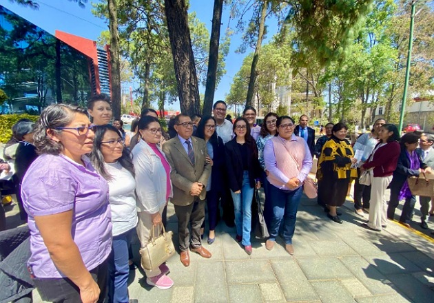 Rector de la UATx aquilata mérito de docentes universitarios