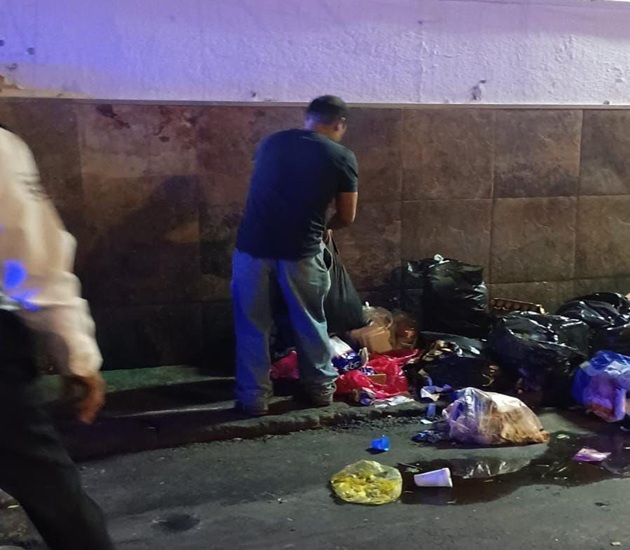 Detiene Policía de Apizaco a tres personas por tirar basura en la vía pública