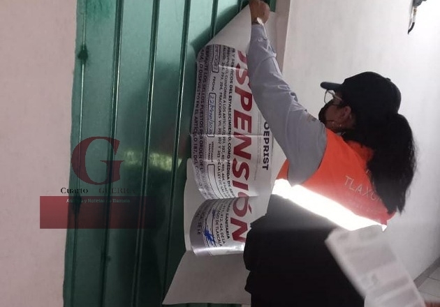 Clausuran negocio por falta de licencia y productos caducados, durante operativo en Nanacamilpa