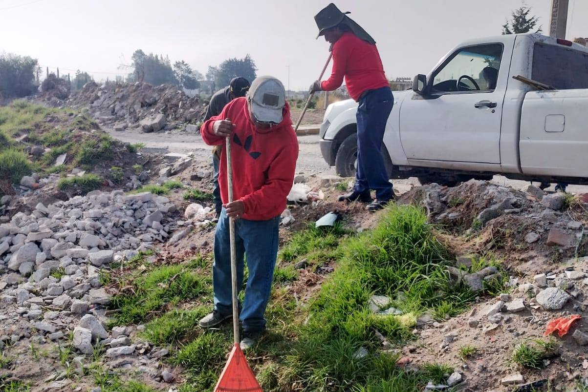 Gobierno Municipal retira residuos sólidos esparcidos de forma irregular en la colonia Emiliano Zapata