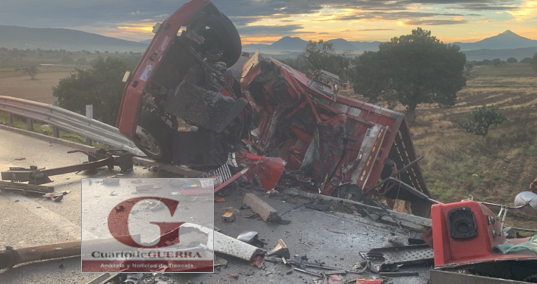 Choque mortal en la Amozoc-Perote; conductor de torton muere prensado