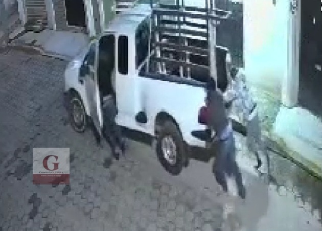 Captan a ladrones empujando camioneta en San Mateo Ayecac, Tepetitla para robarla