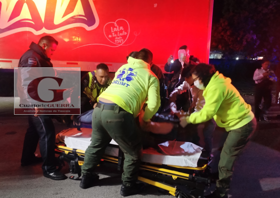 Motociclista ebrio choca contra tráiler estacionado en Chiautempan y resulta lesionado