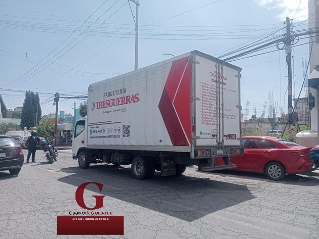 Policía de Apizaco detiene camión de paquetería que intentó huir tras derribar cableado telefónico