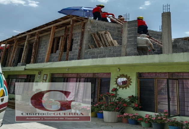 Bomberos rescatan a albañil con convulsiones de segundo piso en San Lucas Cuauhtelulpan, Tlaxcala