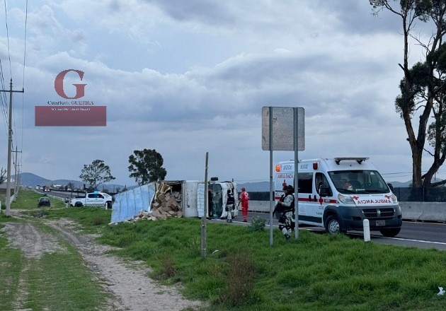 Vuelca camión con cajas de hemodiálisis en la México-Veracruz, a la altura de Calpulalpan