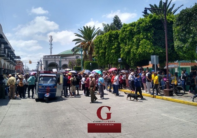 Comerciantes de San Pablo del Monte pasean a Secretario del Ayuntamiento y lo obligan a quitar sellos de suspensión