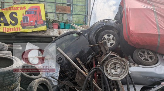 Accidente en Xaltocan: Camión que transportaba limones causa daños en locales comerciales en Xaltocan