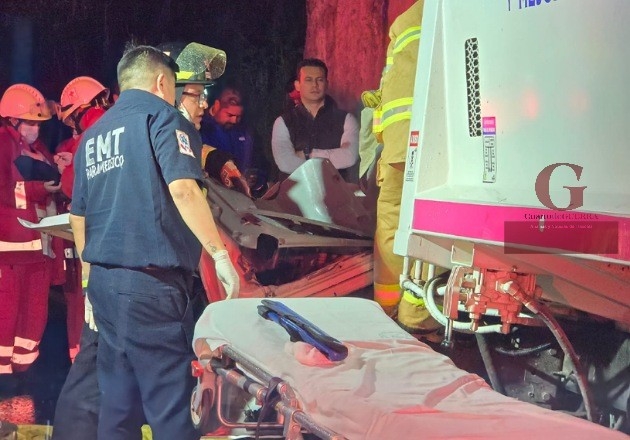 Empleado de Apetatitlán prensado tras colisión de camión compactador en la Tlaxcala-Apizaco