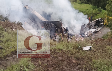 Tráiler se incendia tras caer a barranca en Arco Norte; conductor resulta herido