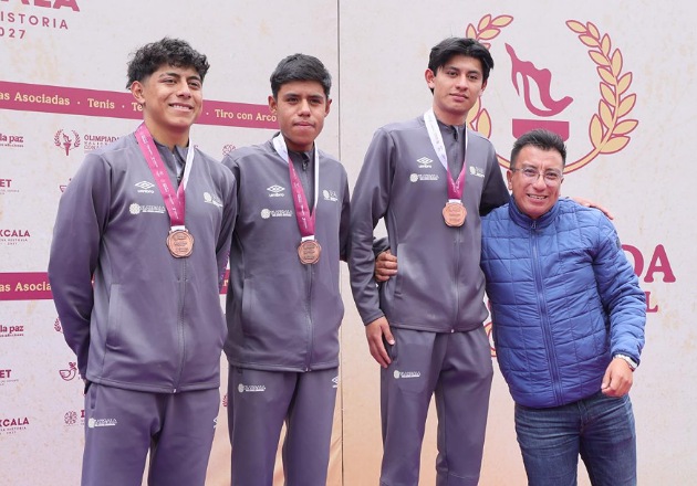 Pedalistas tlaxcaltecas suben al pódium y reciben medallas de bronce en la prueba de ruta