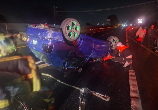 Atienden cuerpos de emergencia volcadura en la  México–Veracruz, a la altura de Cuauhtémoc