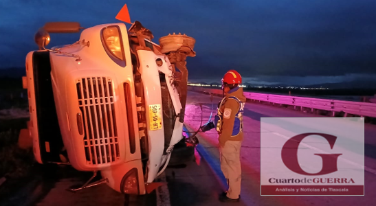 Vuelca pipa de gas en el Arco Norte, en Calpulalpan; atienden equipos de emergencia