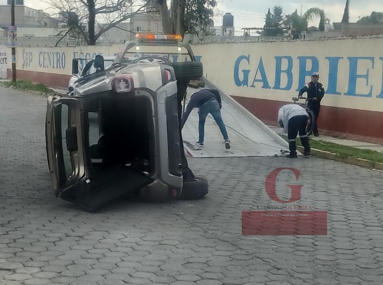 Atiende Seguridad Pública de Huamantla volcadura de vehículo sobre Boulevard Cuamanco