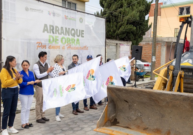 Chava Santos da banderazo de arranque de obras en comunidades