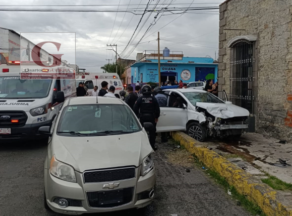Impactante choque en Apizaco deja dos heridos
