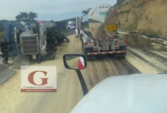 Cierran Arco Norte por aparatoso accidente de tráileres, en Españita