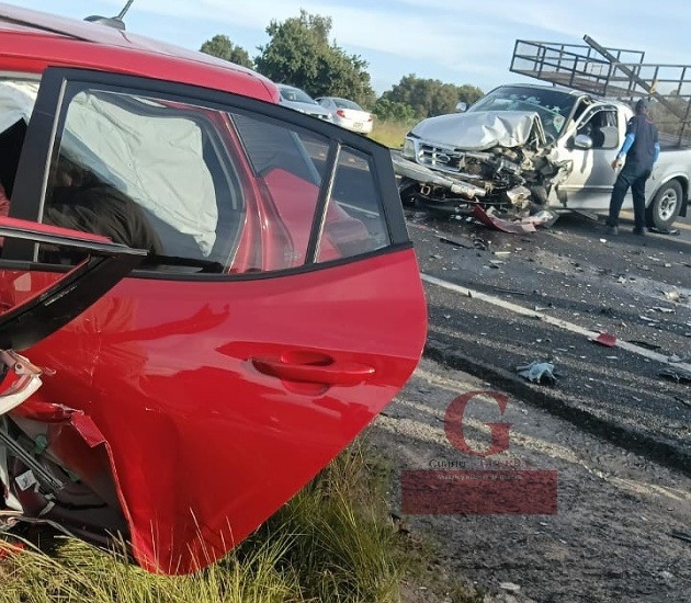 Brutal choque frontal en Xaloztoc deja tres heridos, incluida una mujer prensada