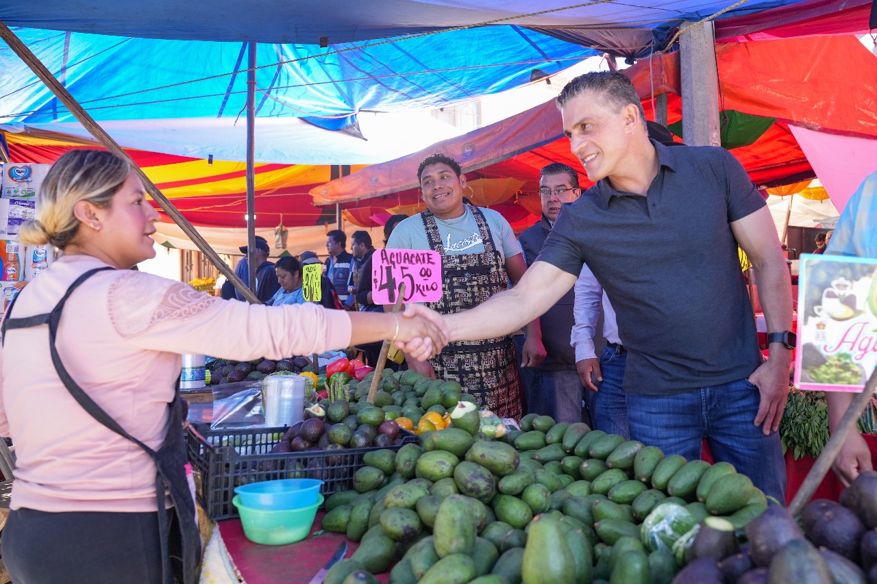 El alcalde Alfonso Sánchez García recorre mercado de La Loma y escucha de primera mano a comerciantes y vecinos