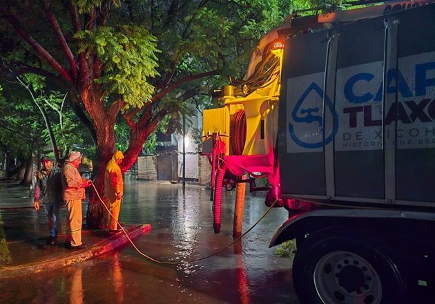 Responde brigada del Ayuntamiento capitalino tras la lluvia de esta tarde y evita riesgos en calles de la capital