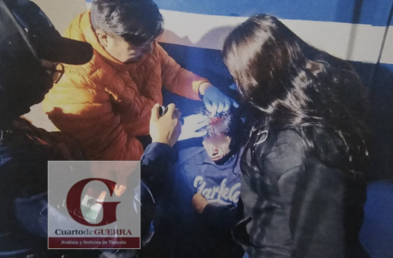 Tras amenaza de linchamiento, rescatan a presunto ladrón de motocicleta en Papalotla