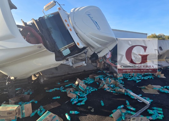 Tráiler con carga de cloro vuelca en la Vía Corta, en Chiautempan