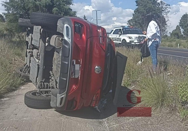 Conductora vuelca en la autopista Tlaxcala-Puebla tras distracción