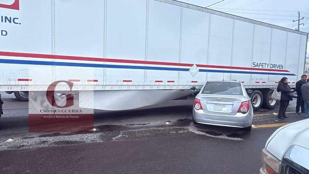 Aparatoso accidente en la carretera Tlaxco-Apizaco deja solo daños materiales