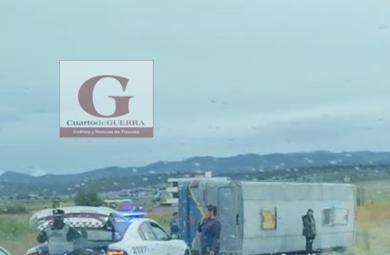 Sólo daños materiales deja volcadura de microbús en Huamantla