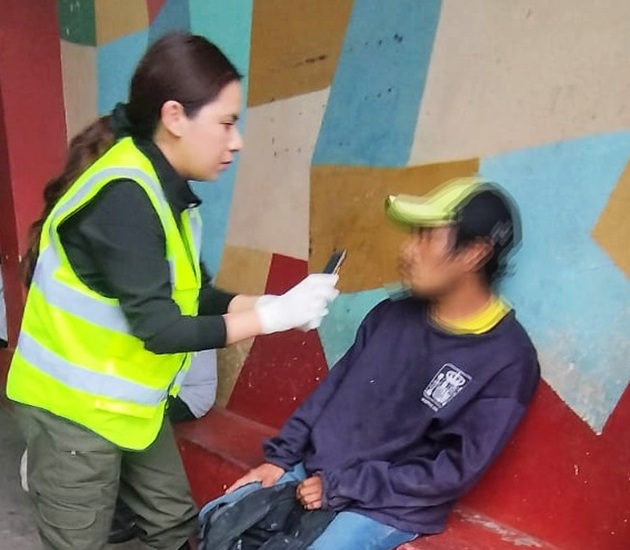 Policía de Chiautempan brinda atención a un hombre con convulsiones en la vía pública