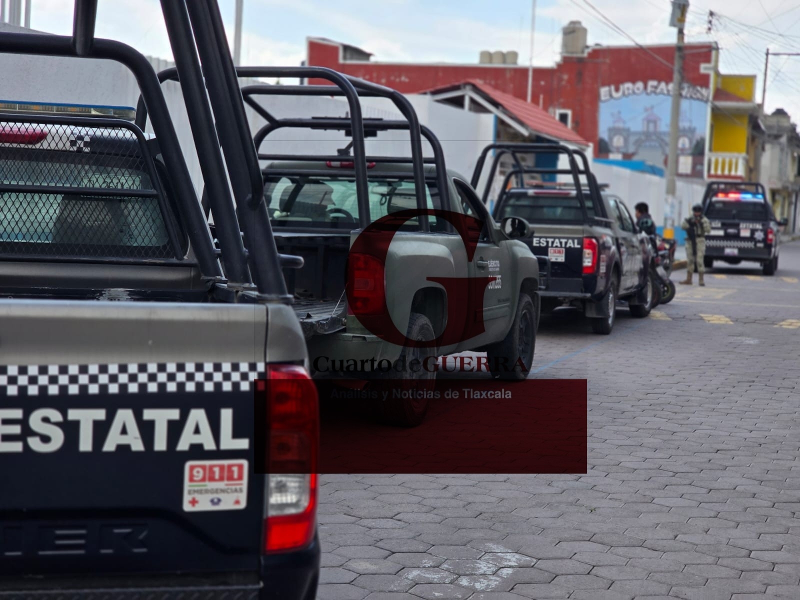 Detonan armas de fuego y lesionan a una mujer durante asalto en primaria de Axocomanitla