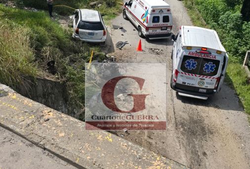 Milagro en la carretera: pareja sobrevive tras caer de un puente en Tlaxcala