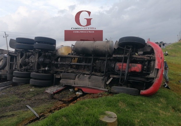 Vuelca tráiler tipo pipa en la México-Veracruz en Hueyotlipan; obstruye con sentido hacia Apizaco