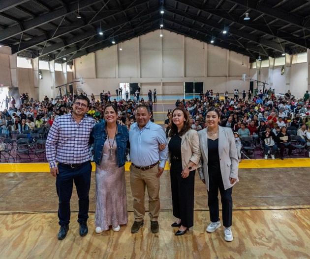 DIF Municipal y Ayuntamiento de Apizaco entregan apoyos a familias en situación vulnerable