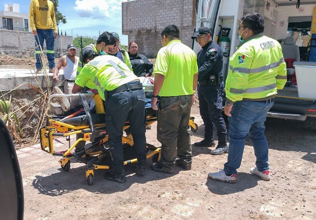Policías de la capital y paramédicos rescatan a trabajador de la construcción lesionado en obra