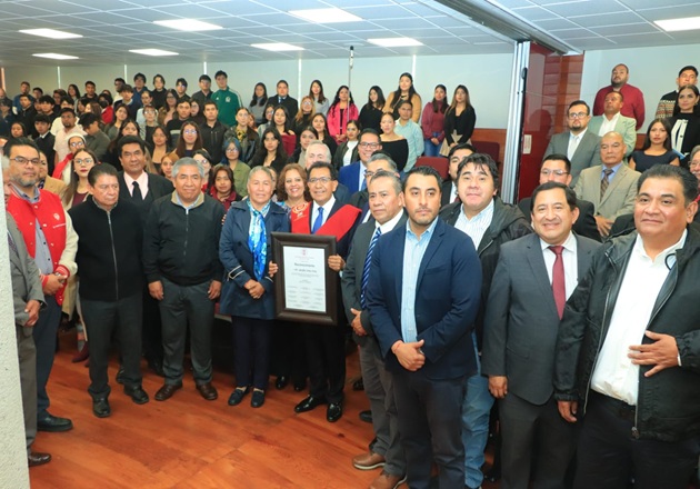 Por su liderazgo educativo, directores de Facultad entregan reconocimiento al Rector de la UATx