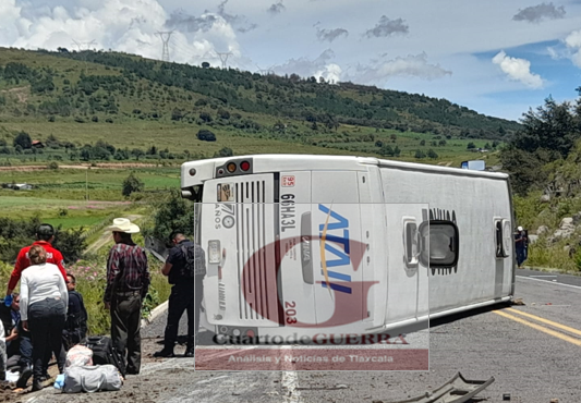 Vuelca minibús de ATAH en carretera Chignahuapan-Tejocotal; hay nueve lesionados