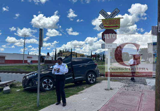 Empleado de Ayuntamiento de Ixtenco intenta ganarle el paso al tren y termina chocado