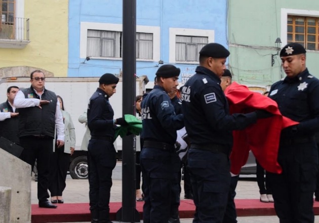 Emiliano Zapata honra a la Bandera Nacional en el zócalo de Tlaxcala