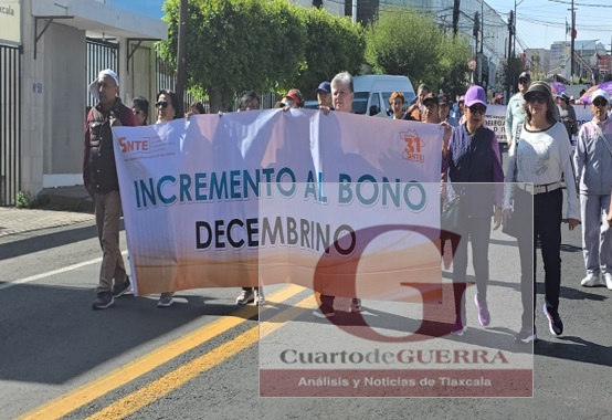 Maestros jubilados exigen aumento al bono de fin de año