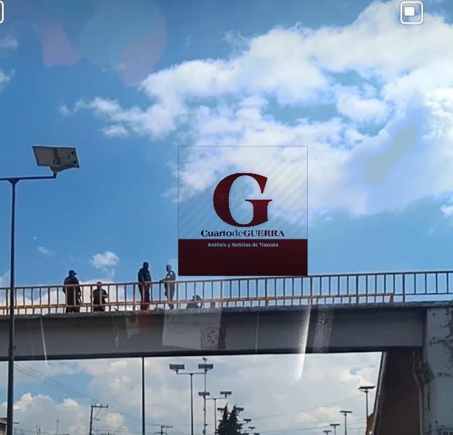 Policías y vecinos evitan que mujer se arroje de un puente peatonal en Tlaltelulco
