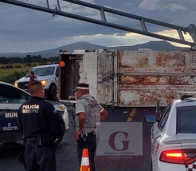 Se vuelca camión de basura de Ixtenco en Xaloztoc; dos trabajadores lesionados