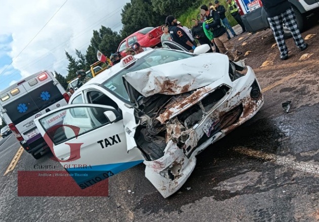Tres heridos graves deja choque frontal entre taxi y particular en la Apizaco-Tlaxco, en Atlangatepec