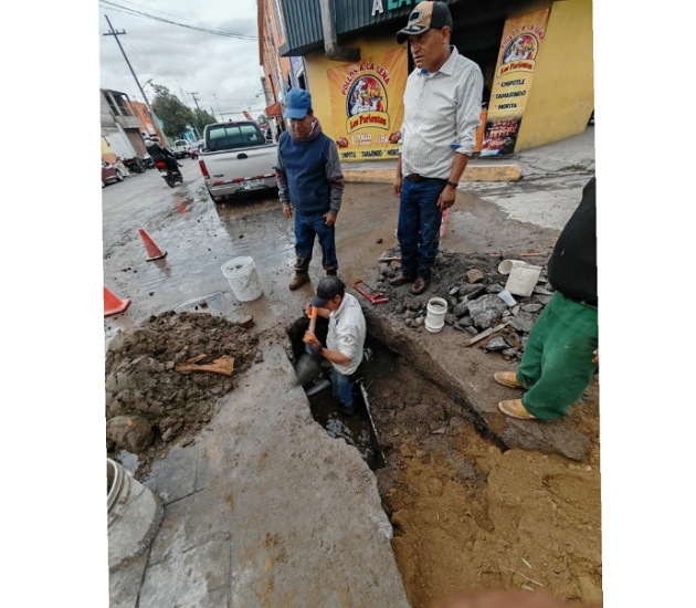 Capamh repara fuga de agua en calle Allende tras horas de trabajo