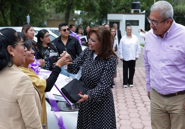 Lorena Cuéllar reconoce al magisterio tlaxcalteca con la entrega de 36 automóviles