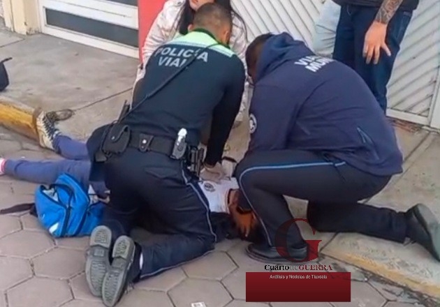 Joven de 25 años muere en la calle pese a esfuerzos policiales por salvarle la vida