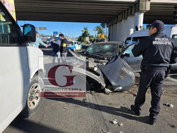 Ebrios provocan choque en Acuitlapilco y deja daños materiales y caos vial en la Tlaxcala-Puebla