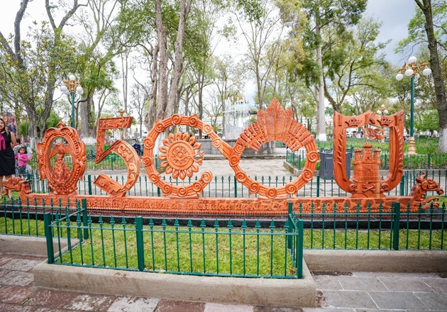 Encabeza alcalde Alfonso Sánchez García develación de letras monumentales por 500 años de la fundación de Tlaxcala